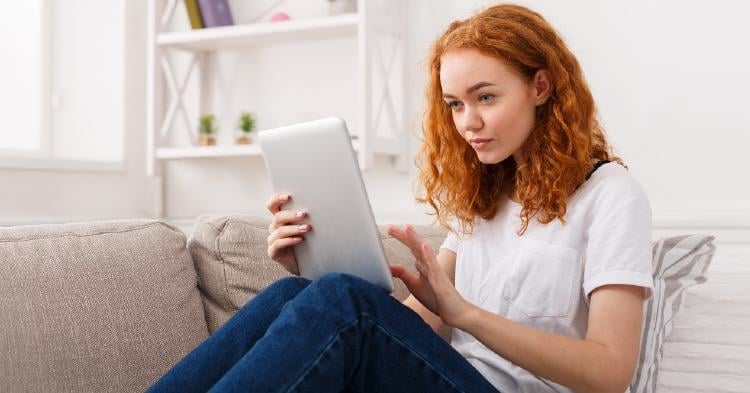 mujer con un tablet en el salon