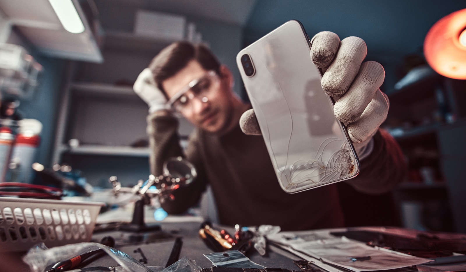 movil roto y un tecnico