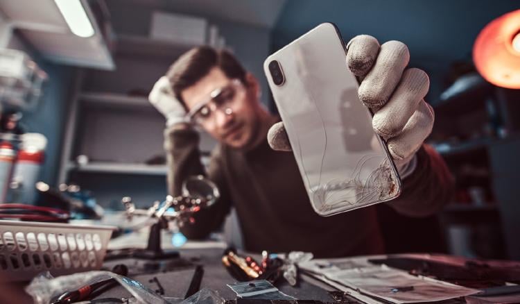 movil roto 01 movil roto y un tecnico