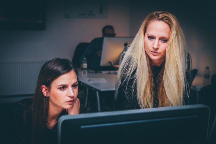 mujeres en la oficina con teletrabajo