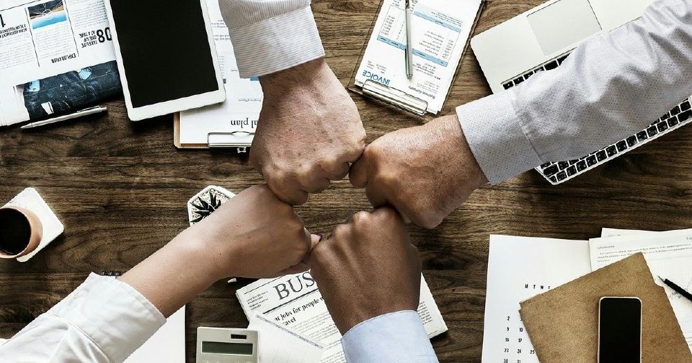 puños chocando en oficinal