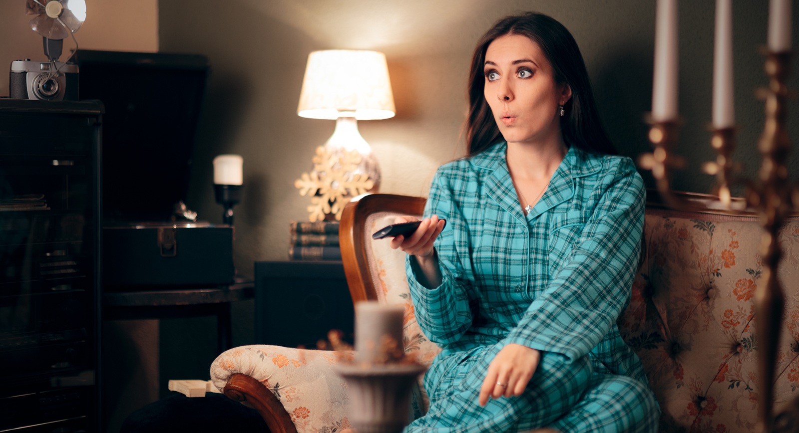 viendo la tele en la sala