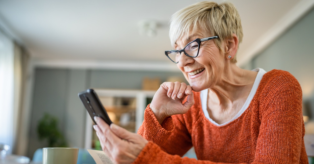 abuela con el movil
