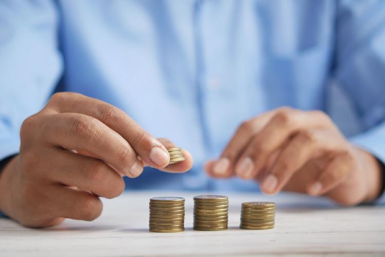 persona contando dinero Ventajas de tener un seguro de crédito