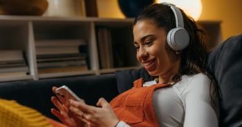 chica jugnado a un cozy game