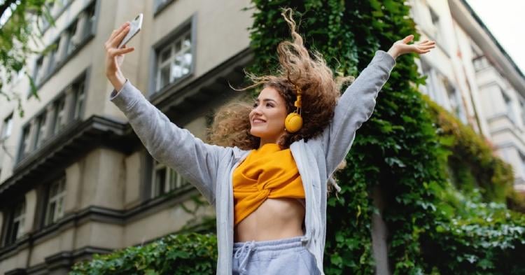 chica haciendo un tiktok chica haciendo un tiktok