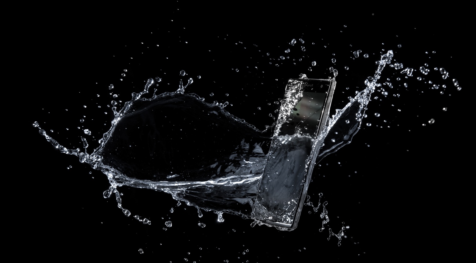 smartphone con salpicaduras de agua