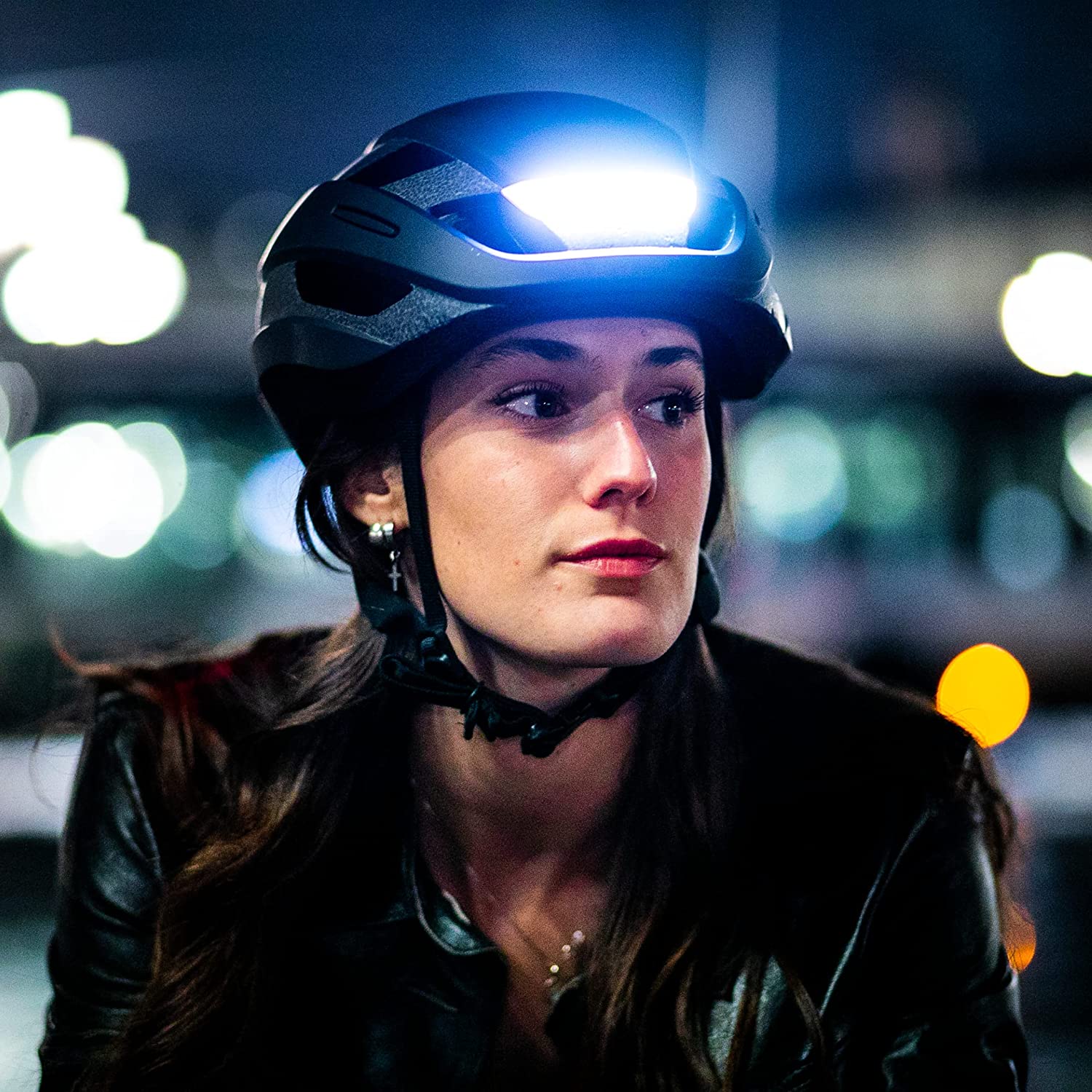 Los mejores cascos con luz para viajar seguro con tu patinete eléctrico