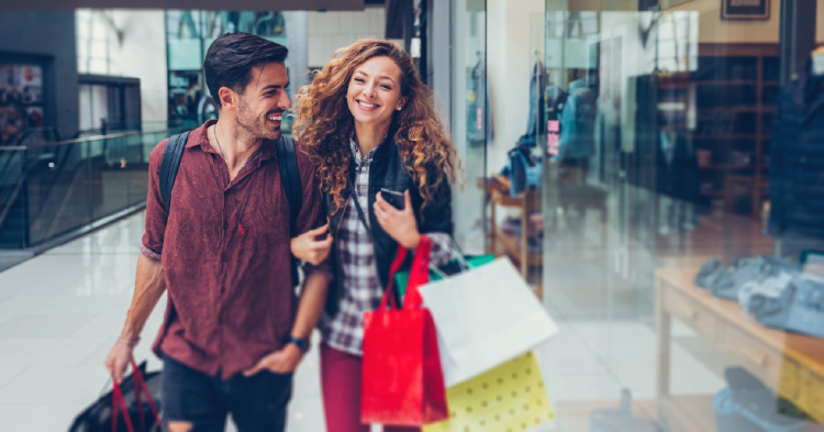 dos personas comprando en tiendas dos personas comprando en tiendas