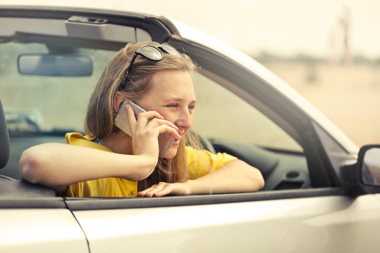 Mujer hablando por el móvil en el coche