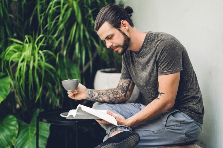 emprendedor leyendo emprendedor leyendo