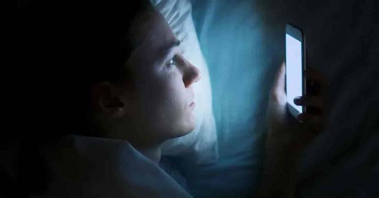 ¿Tu móvil te deslumbra por la noche? Puedes solucionarlo ¿Tu móvil te deslumbra por la noche? Puedes solucionarlo