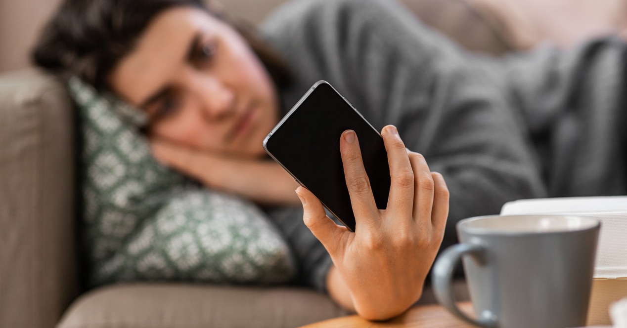 mujer con el movil tumbada
