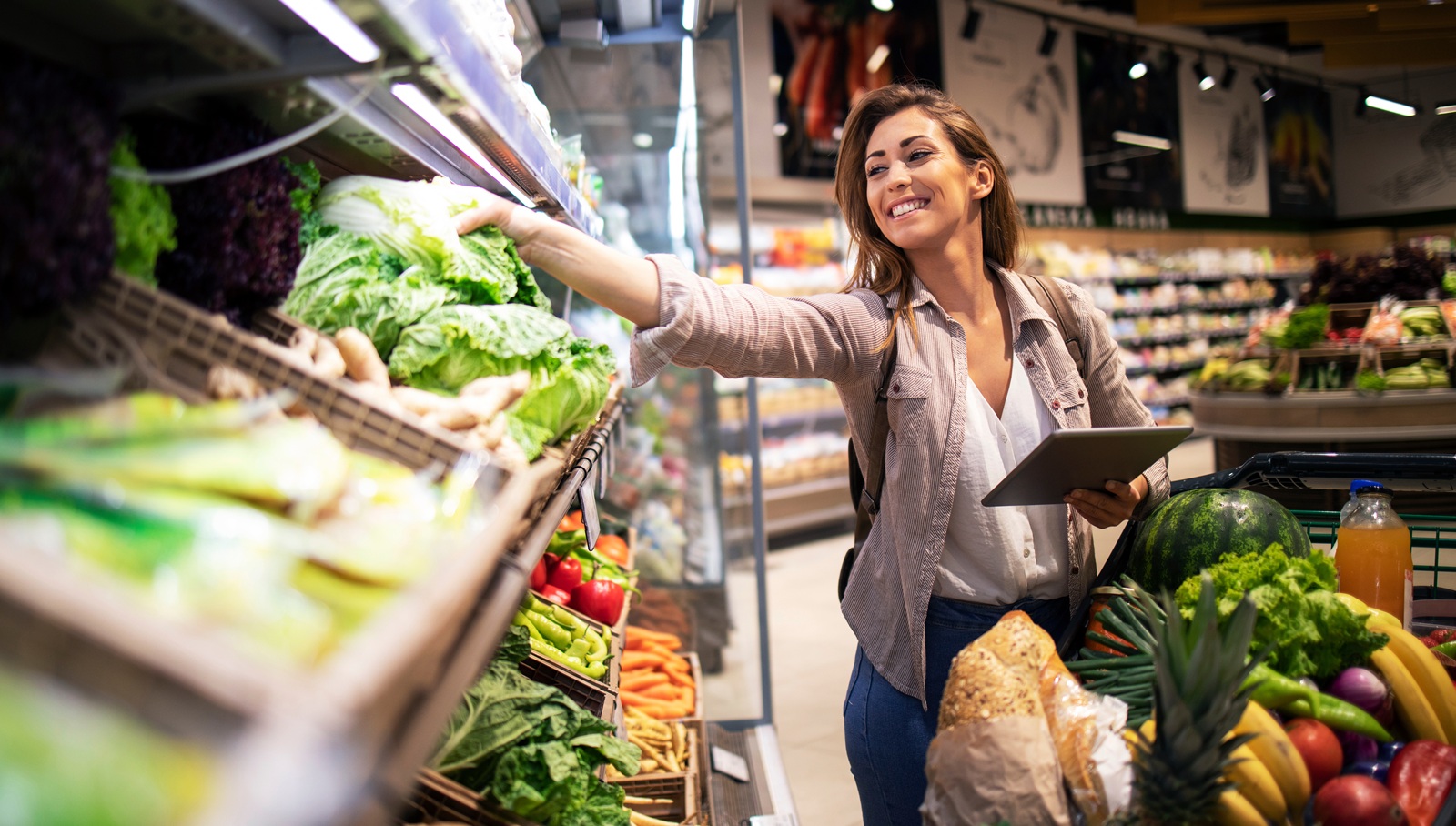 mujer comprando en el supermercado