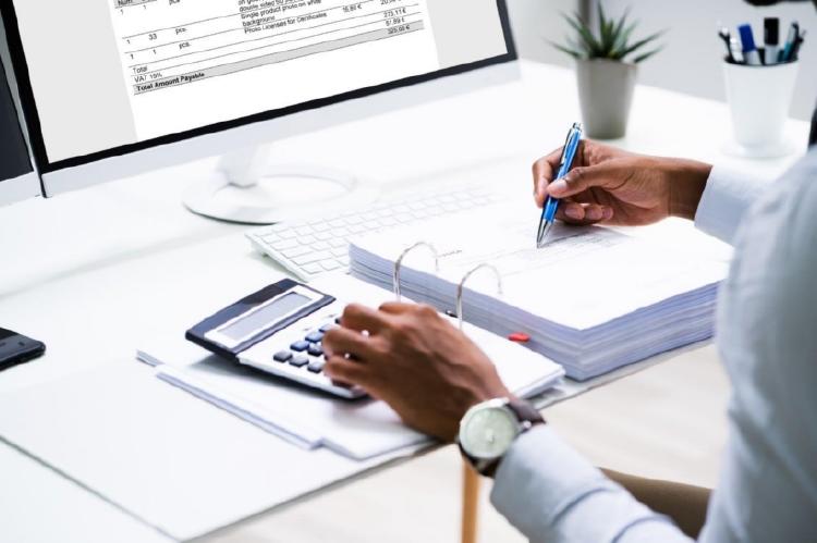 trabajo de oficina Autónomo realizando cuentas y apuntes