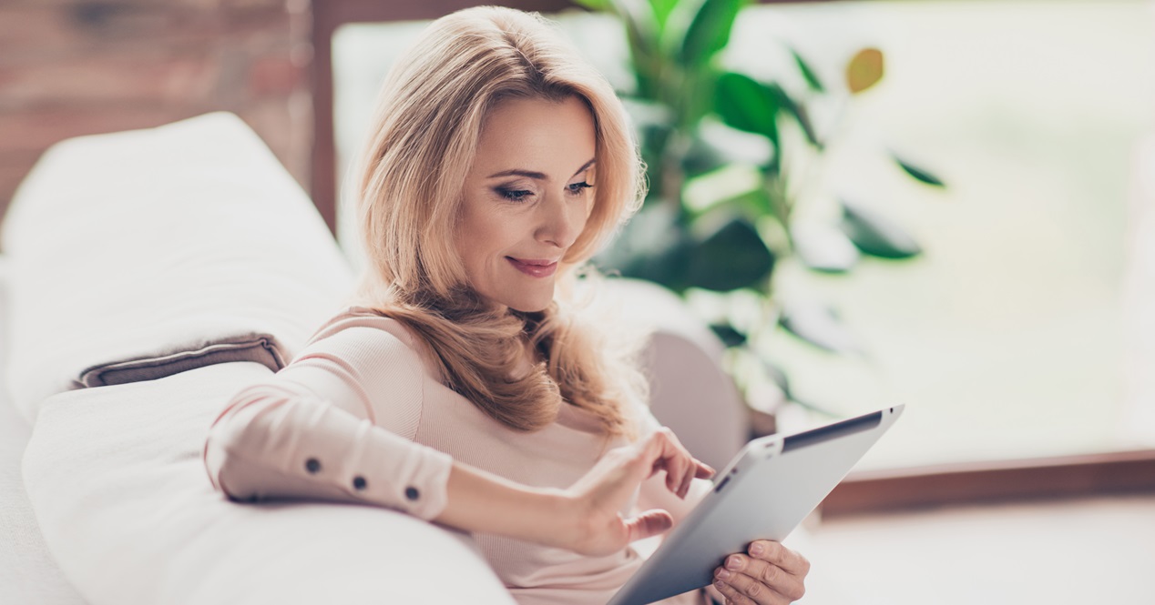 mujer y tablet