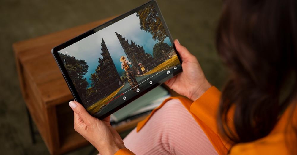 Lenovo Tab P11 viendo una peli