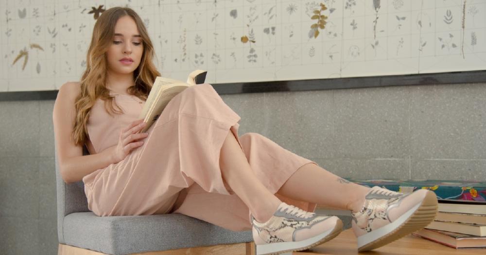 mujer leyendo un libro sentada