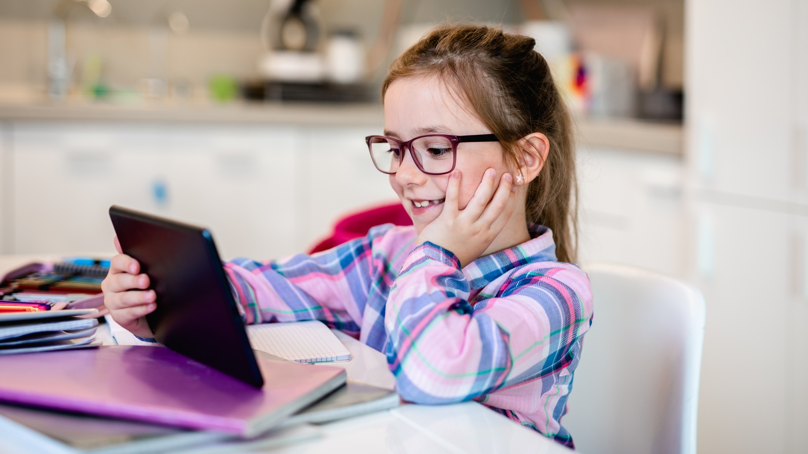 ni&ntilde;a estudiando con la tablet