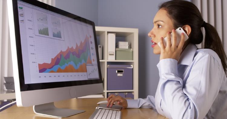 mujer en la oficina con excel mujer en la oficina con excel