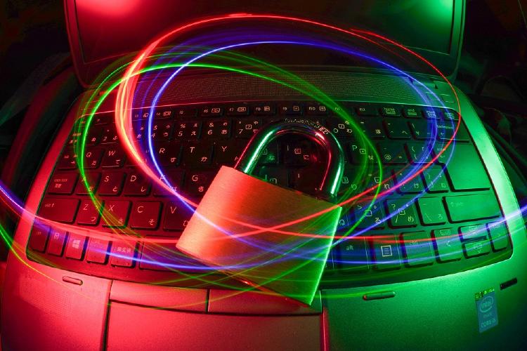 fly-d-C5pXRFEjq3w-unsplash teclado con contraseña
