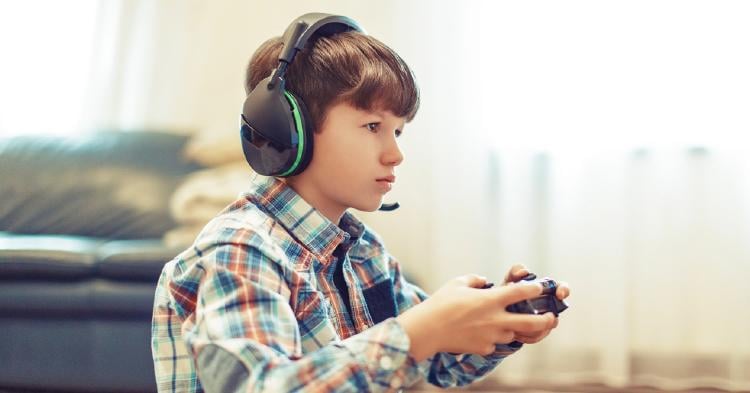 niño jugando a la consola niño jugando a la consola