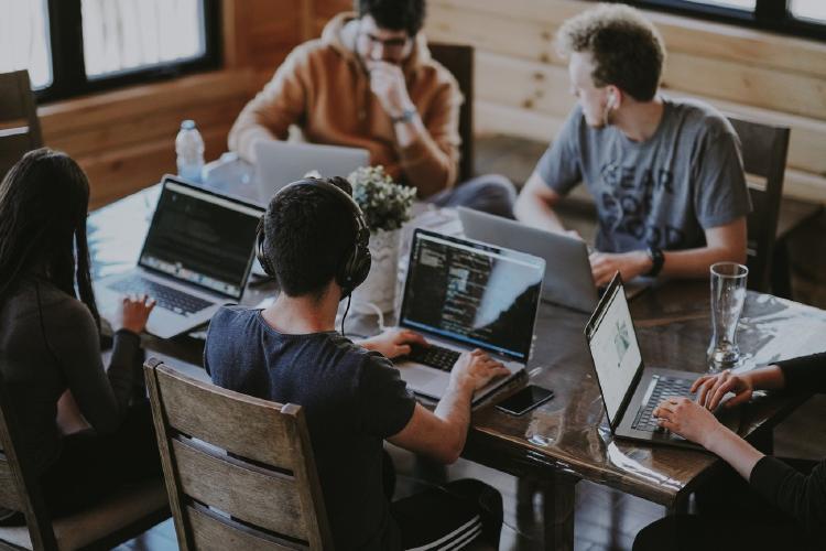 gestion de proyecto Personas trabajando en la gestión de proyecto