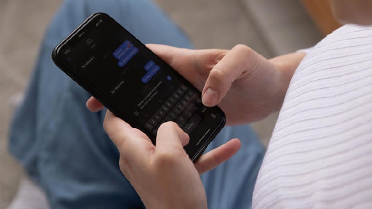 usar movil mano escribir mensaje adictos al movil