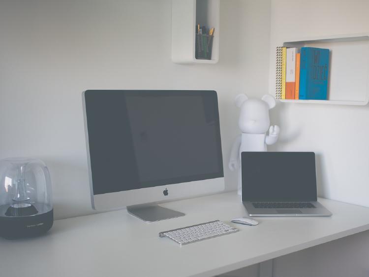 Mesa de escritorio con ordenadores