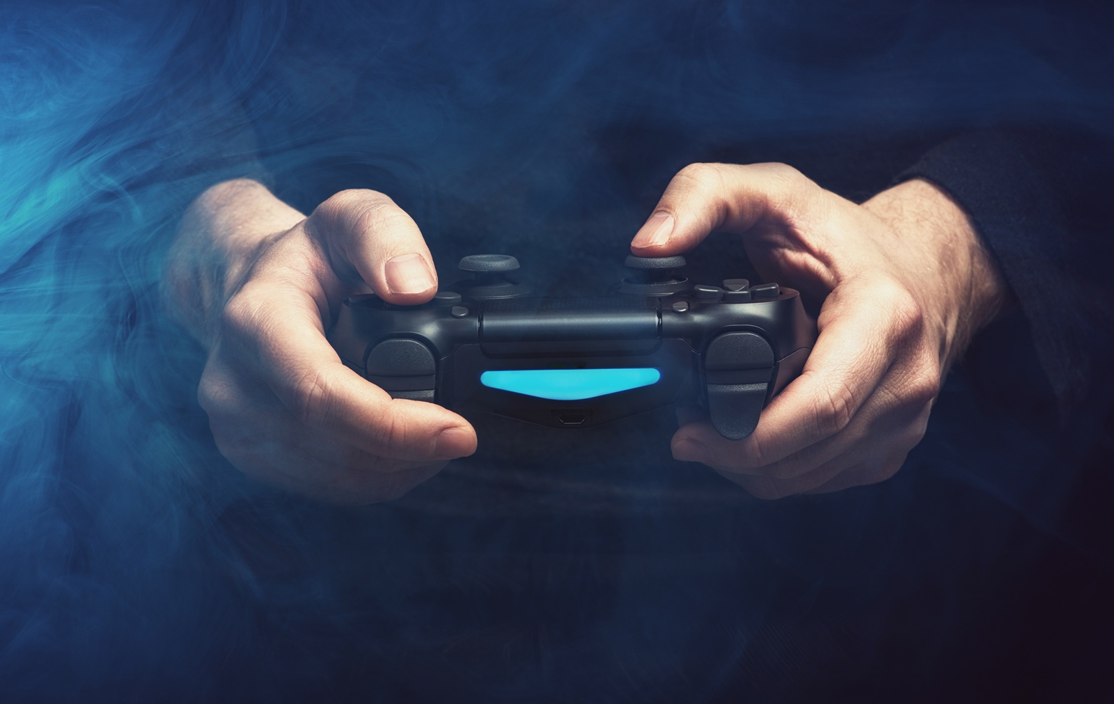 jugando con un mando y humo alrededor