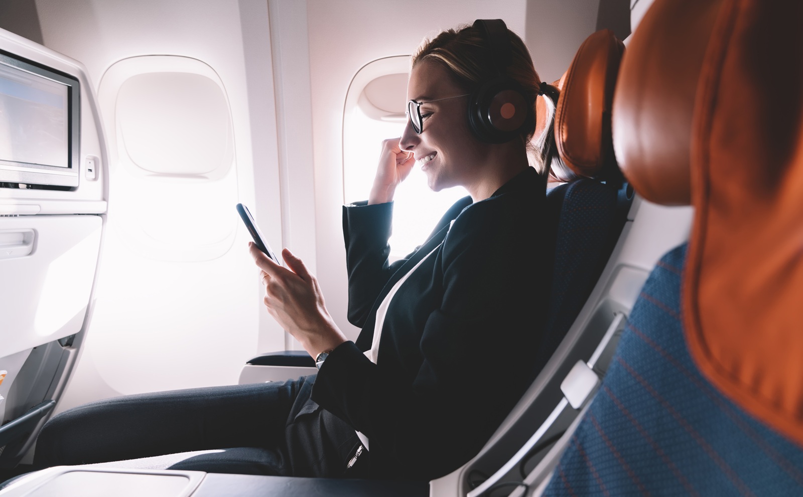 pasajera en un avion volando
