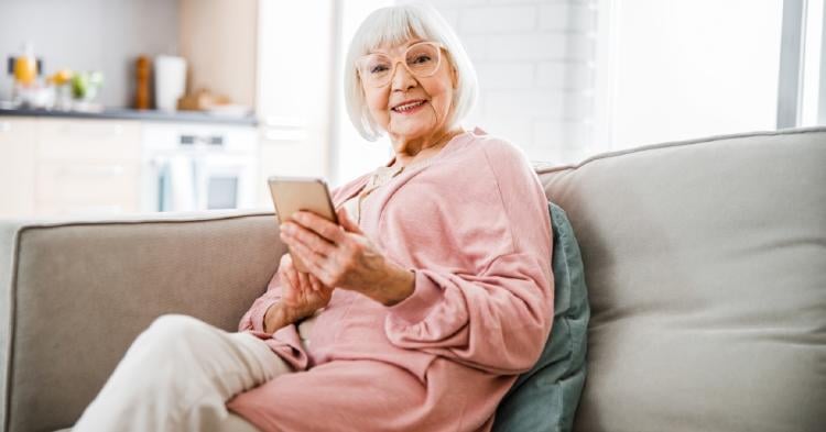 abuela con el móvil abuela con el móvil
