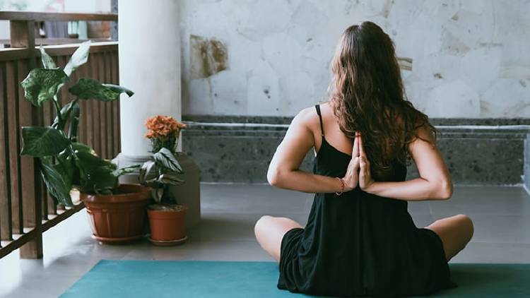 Mejores aplicaciones para entrenar en casa sin equipamiento yoga