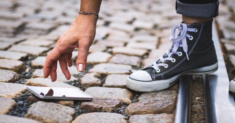 movil caido en el suelo móvil caído en el suelo