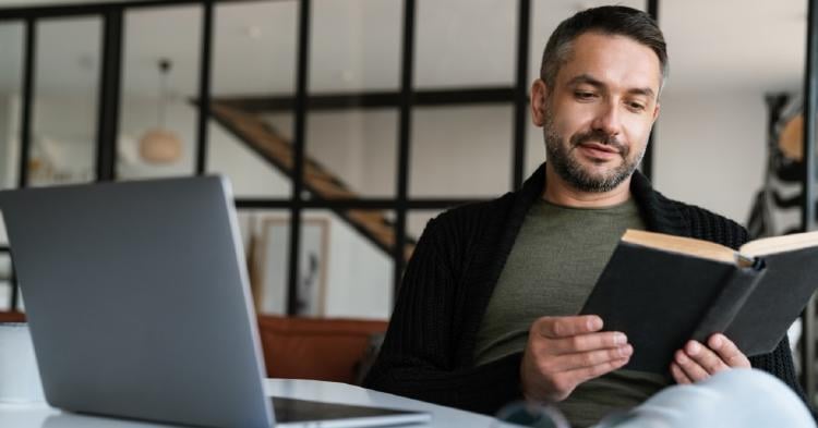 empresario leyendo un libro