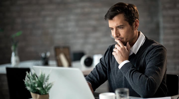 Autónomo revisando en su pc los tramos de cotización de sus ingresos