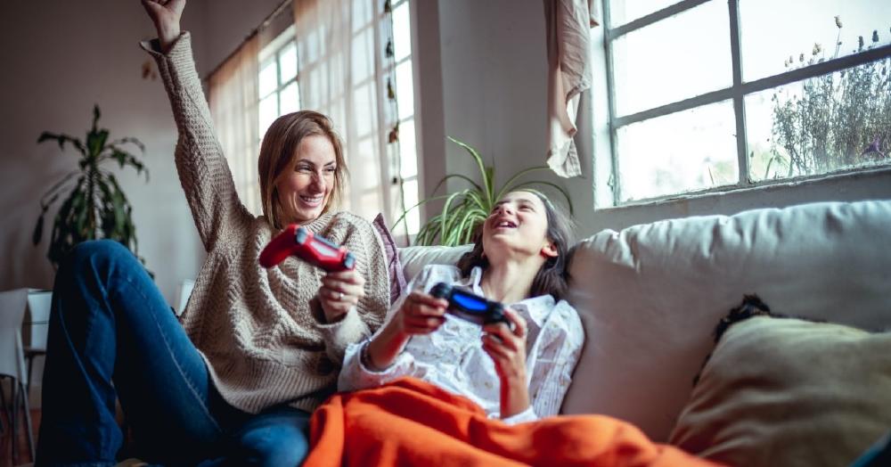 madre e hija jugando videojuegos