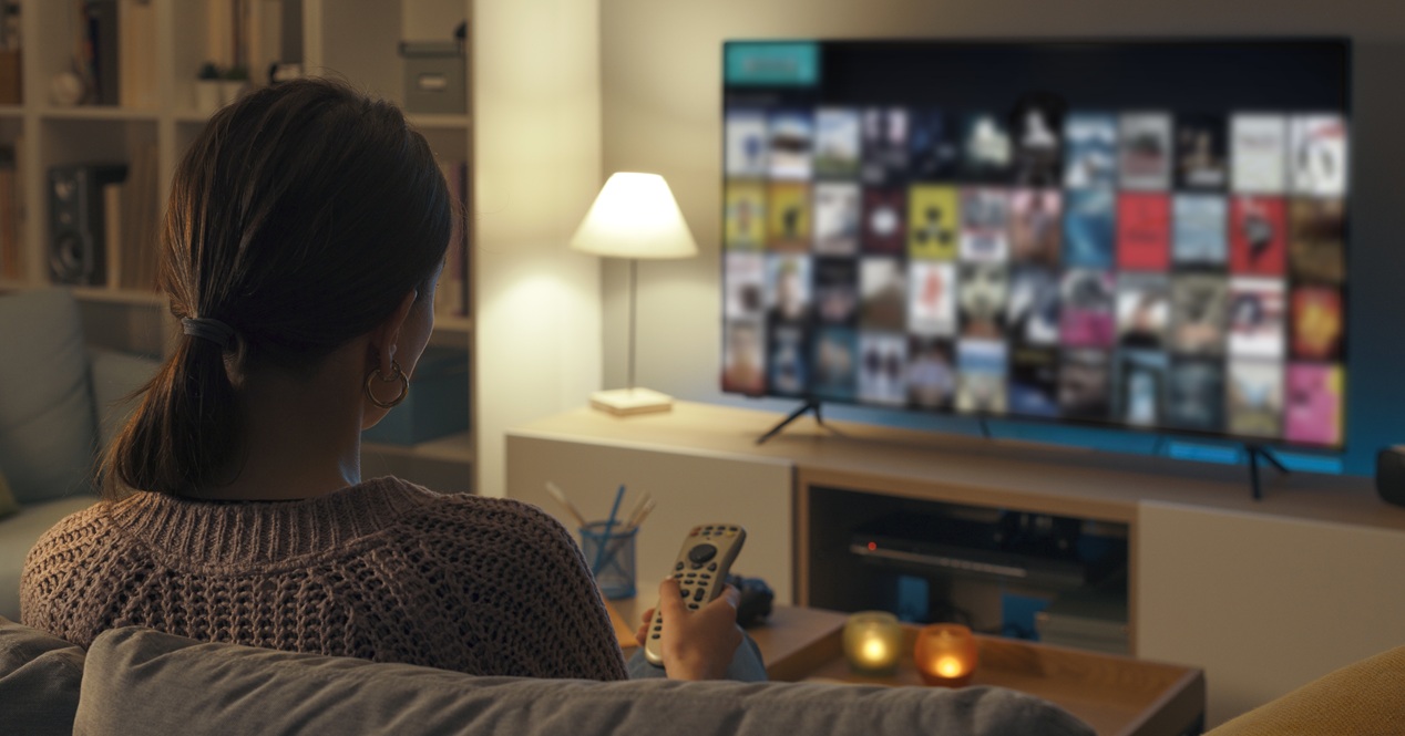 persona viendo la tdt