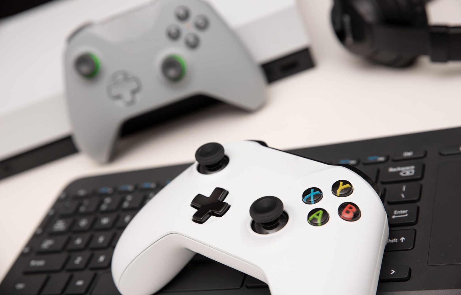 Consola de juegos y controladores inal&aacute;mbricos.