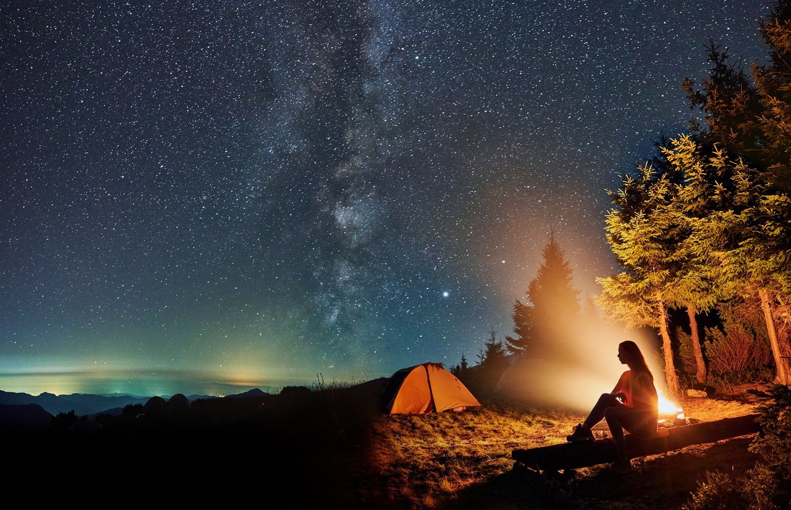 persona viendo las estrellas