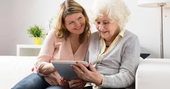 abuela jugando tablet