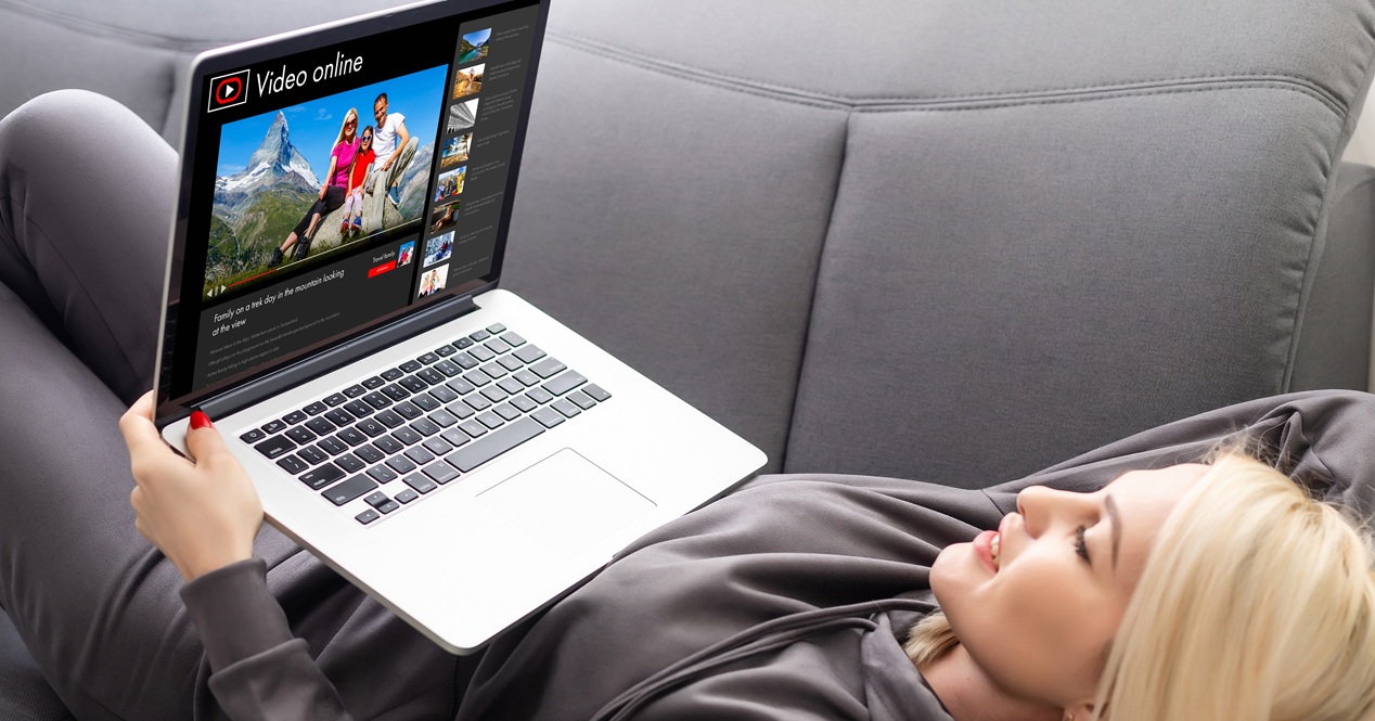 viendo youtube en el portatil