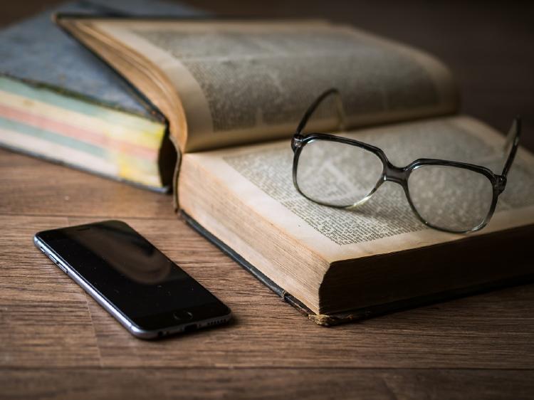 Smartphone, gafas y libro
