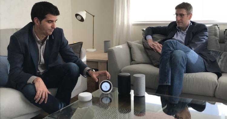 hombres de negocios con amazon alexa