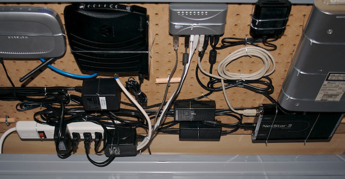 ▷ Cómo organizar el lío de cables de tu ordenador