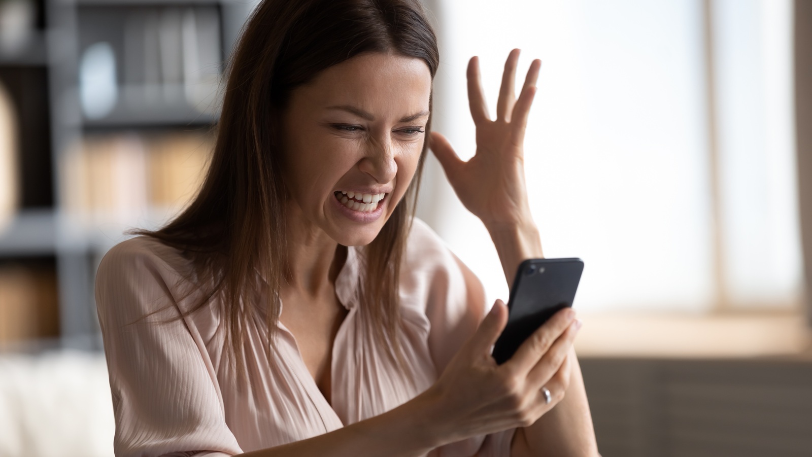 Mujer enfadada por llamada de spam