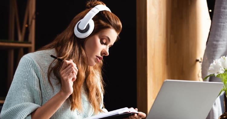 mujer estudiando con auriculares mujer estudiando con auriculares