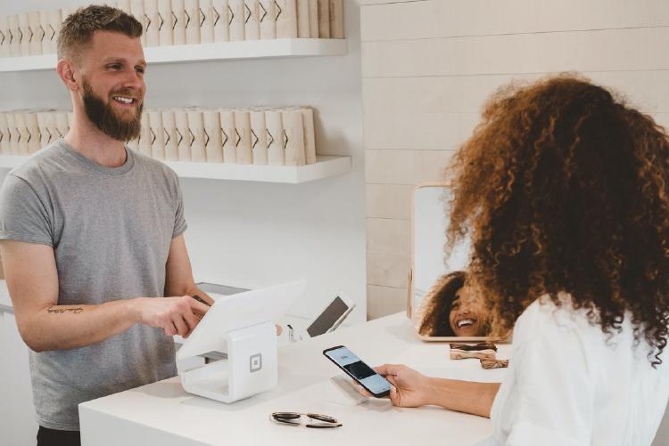cliente y dependiente hablando Persona cerrando una venta